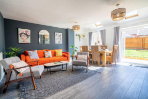 3 Bed, 2 bathroom Modern Town House with parking, wifi & garden